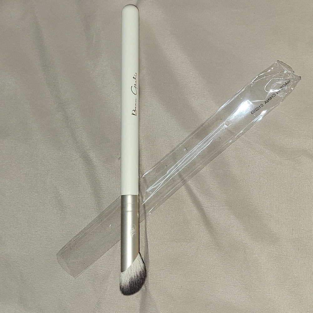 Beau Garcia  concealer brush